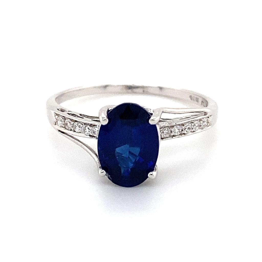 Solitaire Oval 1.65 Cts Sapphire Gold Ring with Diamond