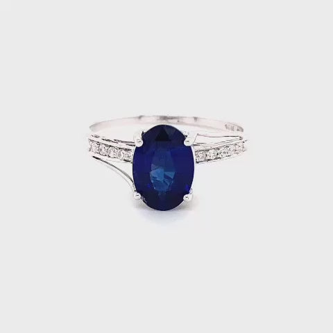 Solitaire Oval 1.65 Cts Sapphire Gold Ring with Diamond